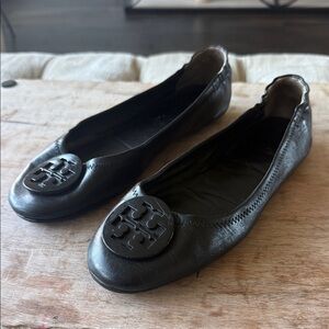 Tory Burch Black Women’s 7.5 Minnies Logo Round-Toe Ballet Flats